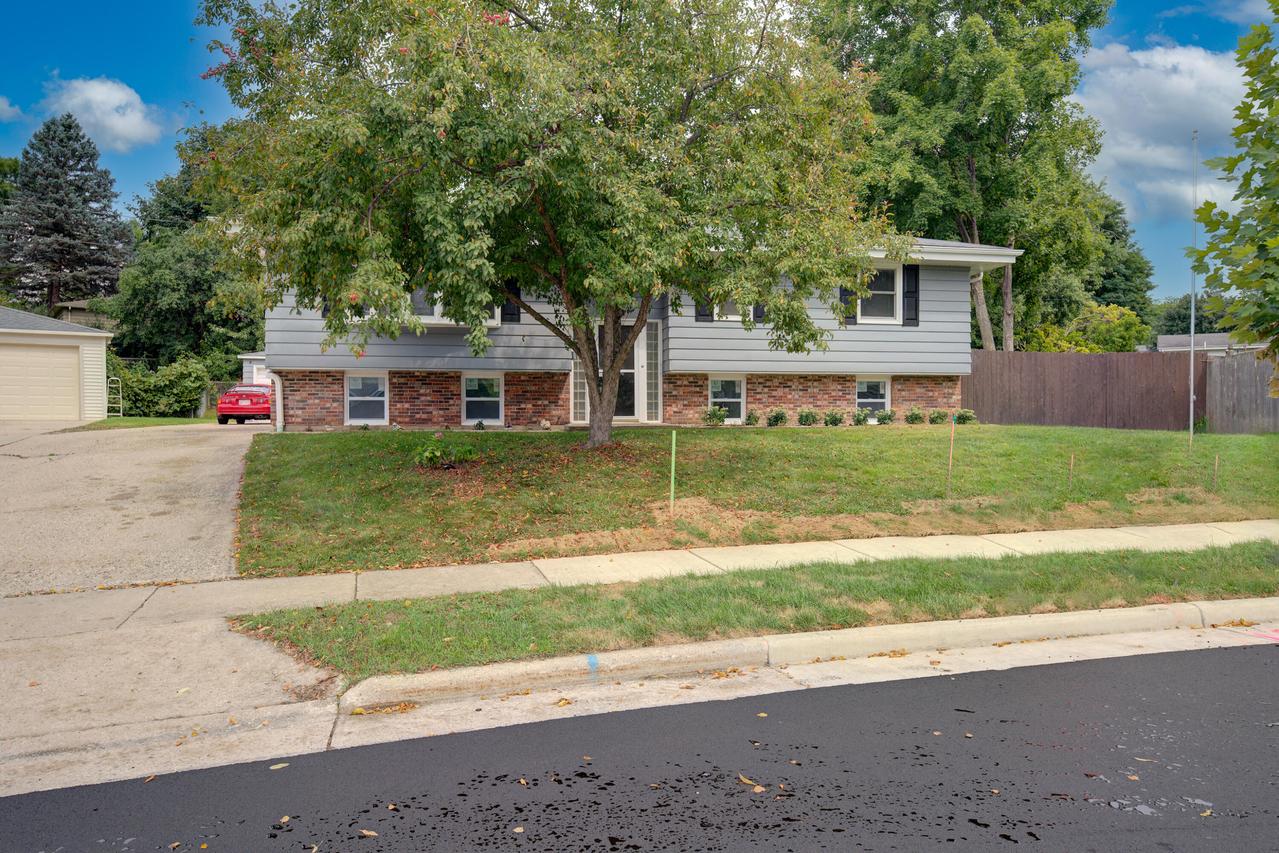 1954 S Cascade Dr, Waukesha, WI 53188
