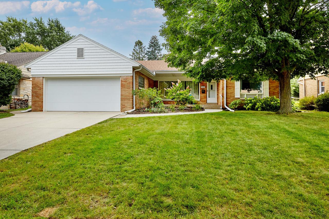 7237 Maple Ter, Wauwatosa, WI 53213