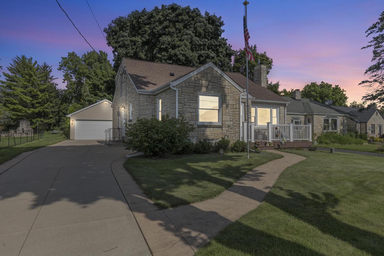 W184S6665 Jewel Crest Dr, Muskego, WI 53150