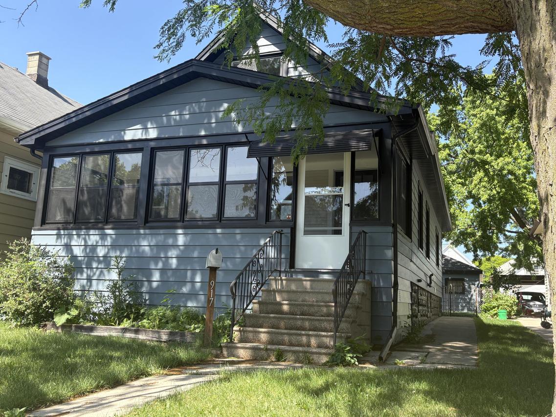 917 S 74th St, West Allis, WI 53214