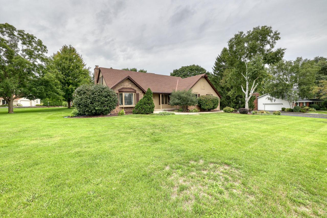 21380 Woodchuck Ln, Brookfield, WI 53045