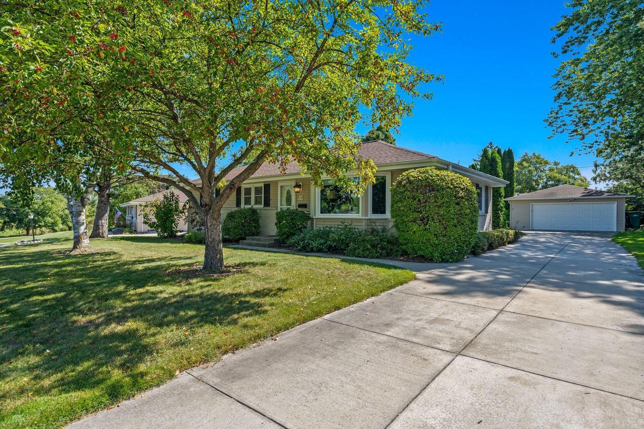 W146N8580 Macarthur Dr, Menomonee Falls, WI 53051
