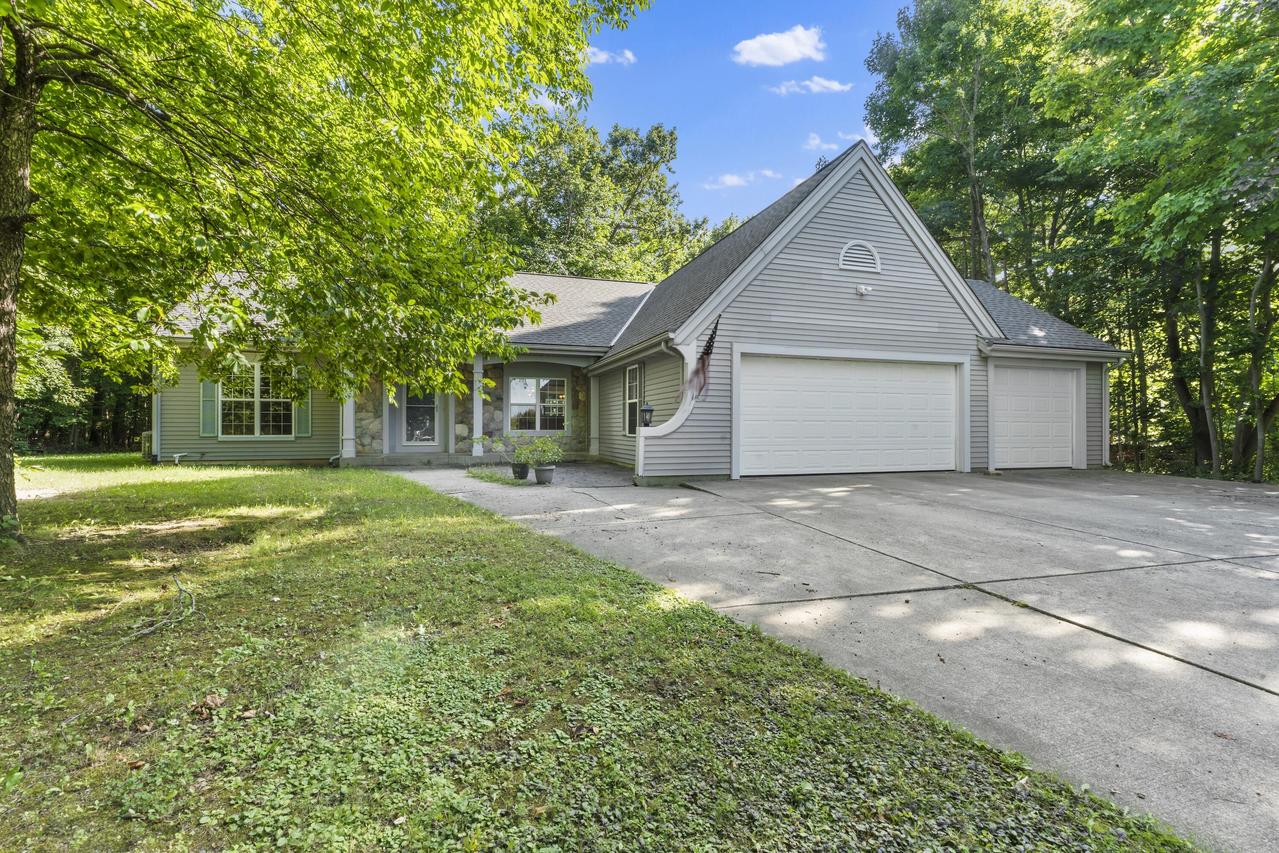 9883 S 35th St, Franklin, WI 53132