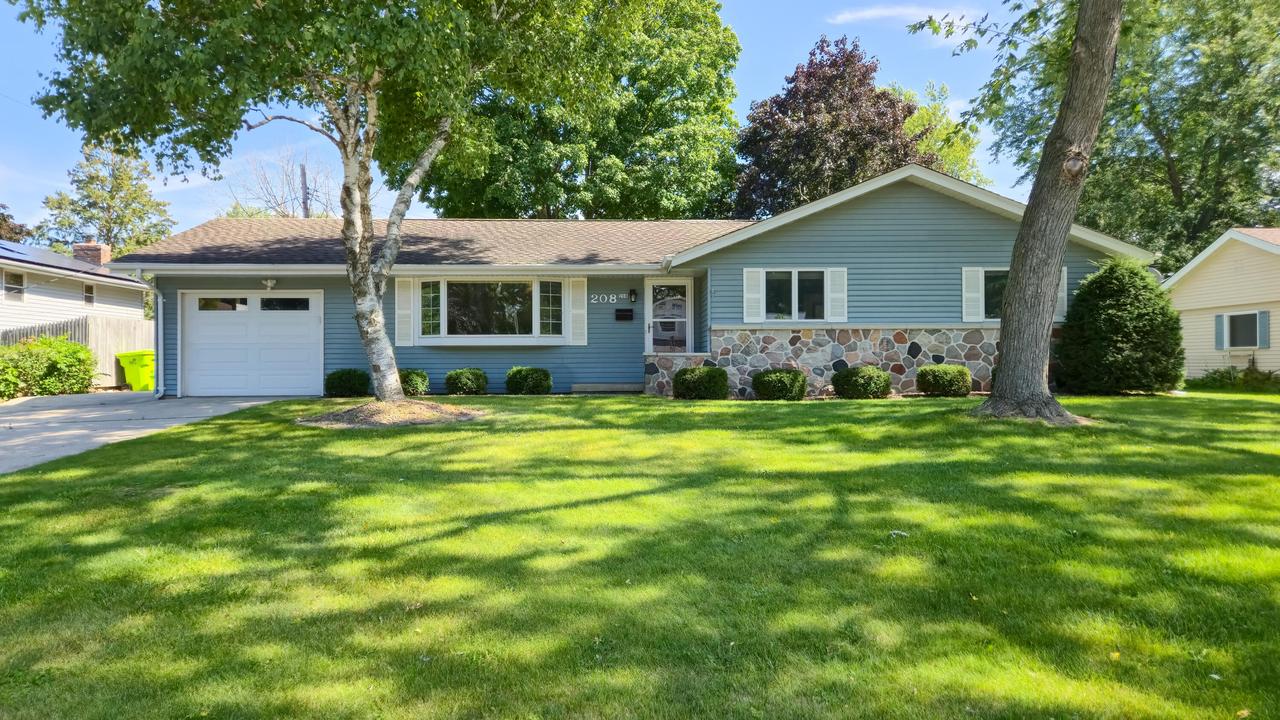 208 Hazel Ln, Hartland, WI 53029
