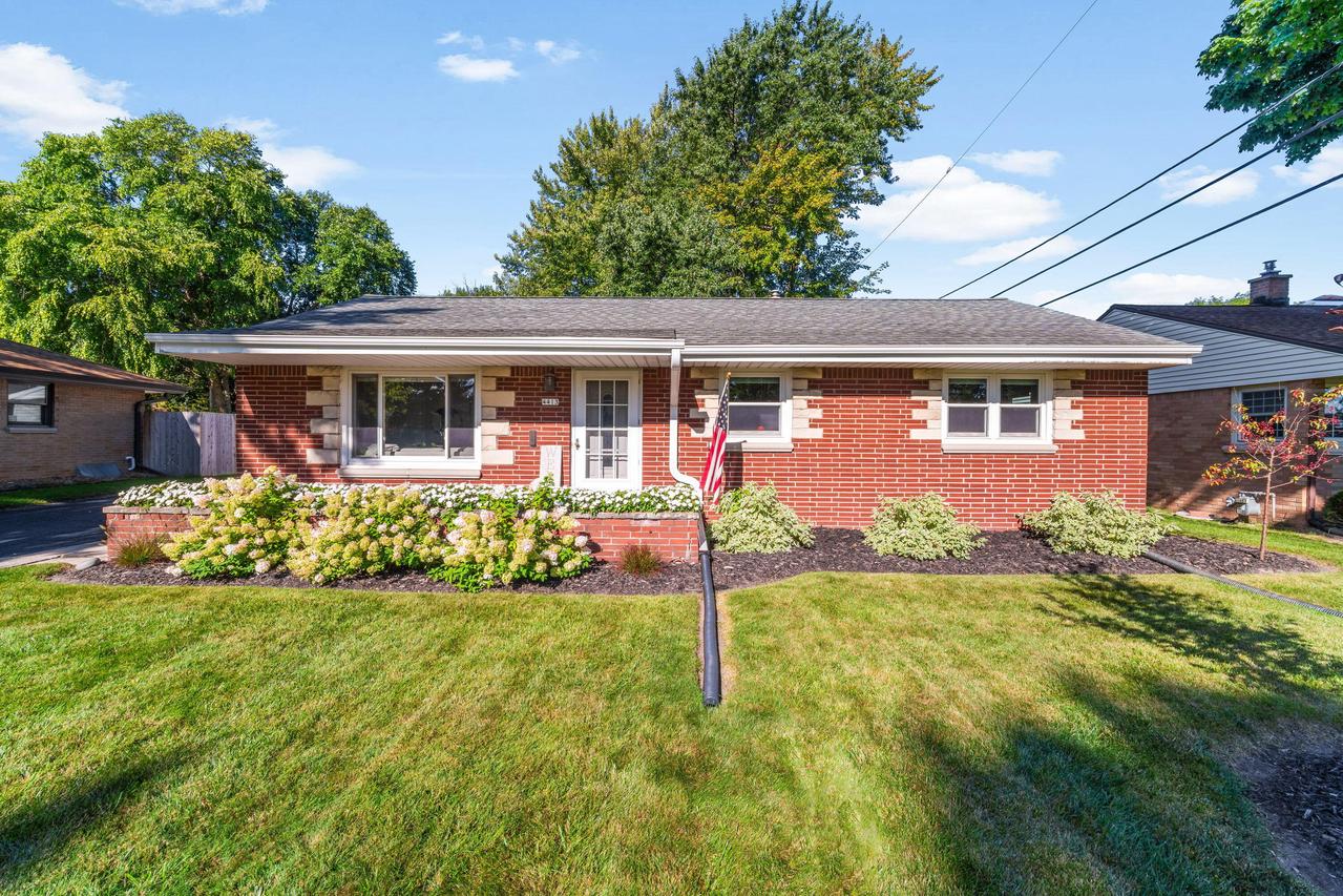 4413 S 62nd St, Greenfield, WI 53220