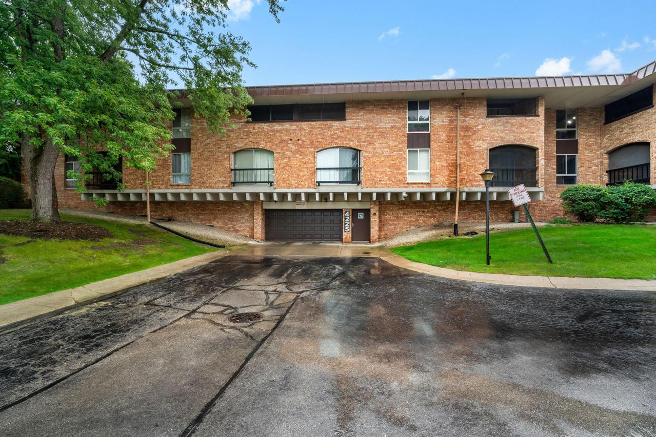 4225 W River Edge Cir #11, Brown Deer, WI 53209