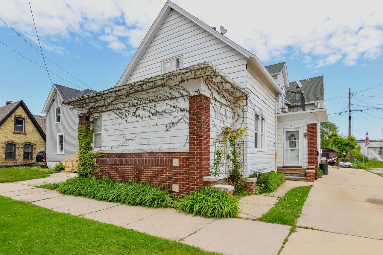1715 Saint Clair St, Racine, WI 53402