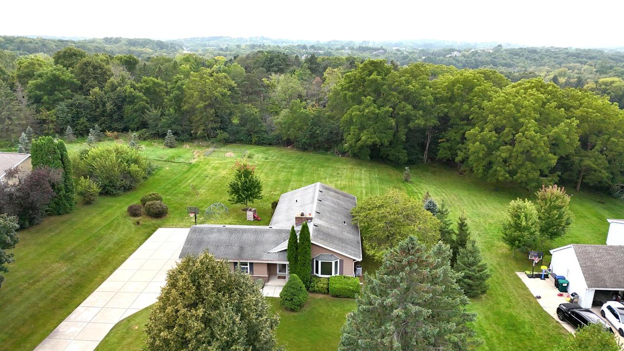 W247S7405 Scotland Dr, Vernon, WI 53189