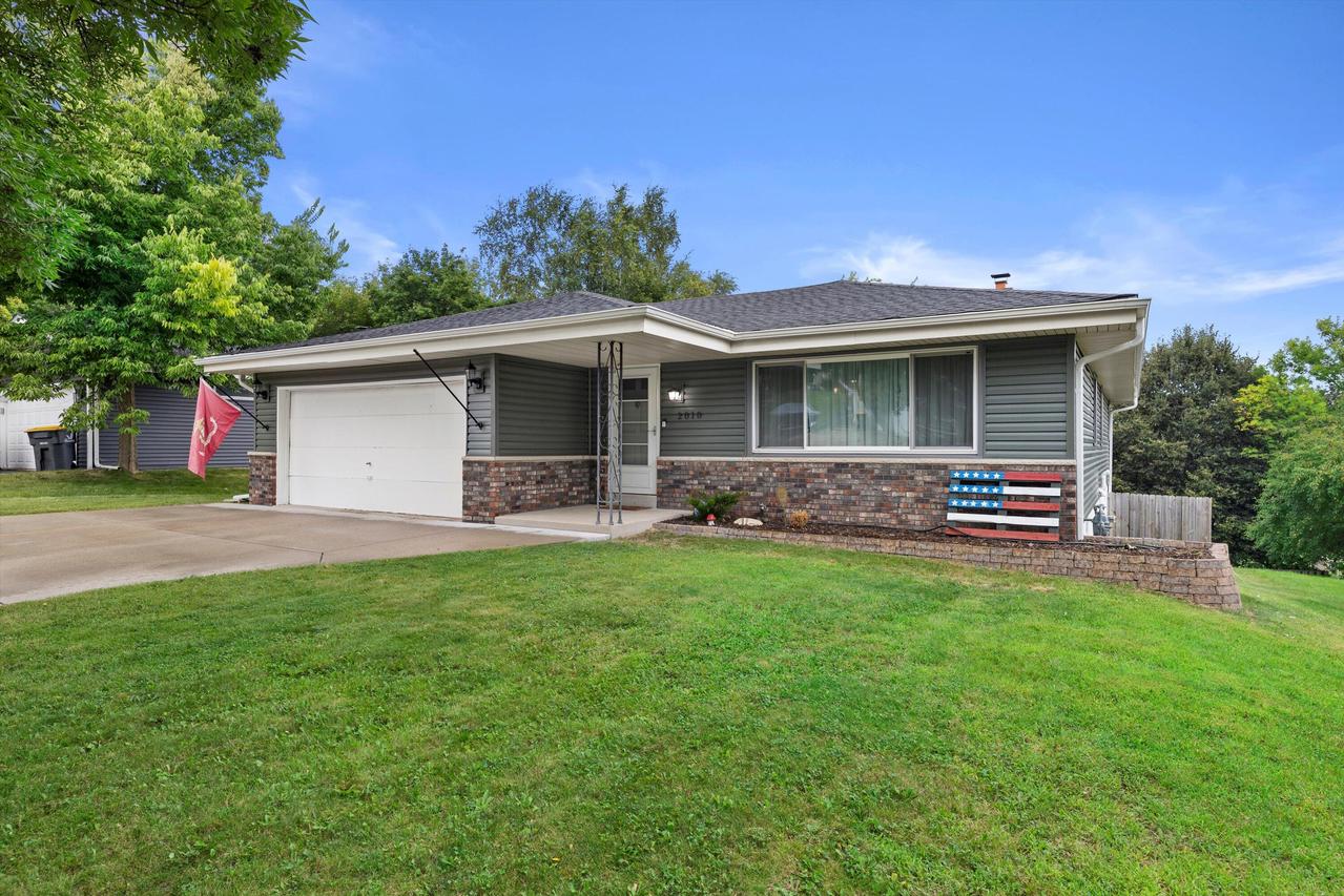 2010 Dixie Dr, Waukesha, WI 53189