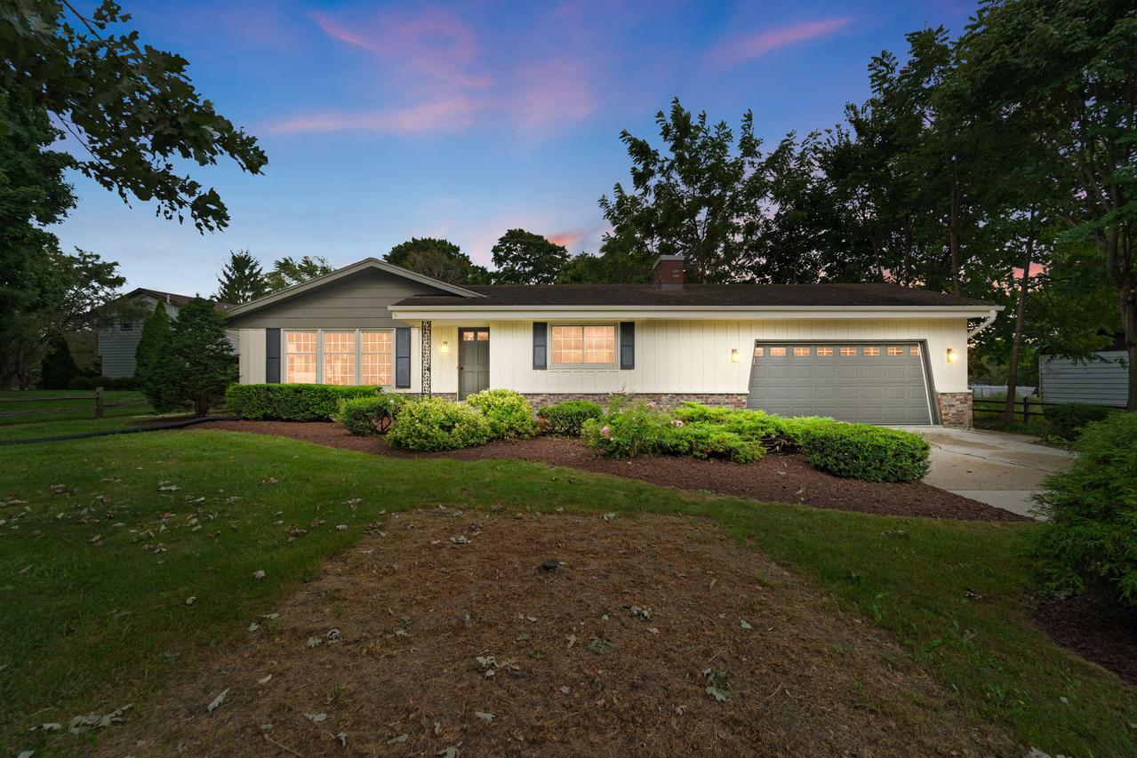 3543 W Hilltop Ln, Franklin, WI 53132