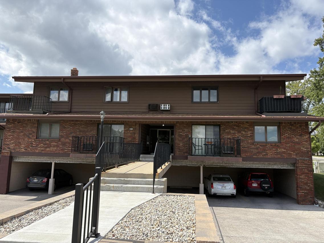 3915 S 84th St #5, Greenfield, WI 53228