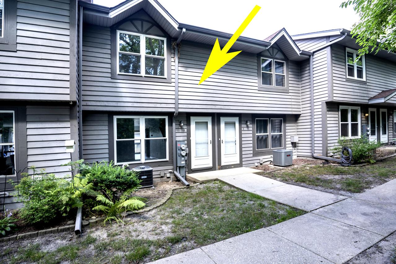 1825 Paramount Dr #F, Waukesha, WI 53186