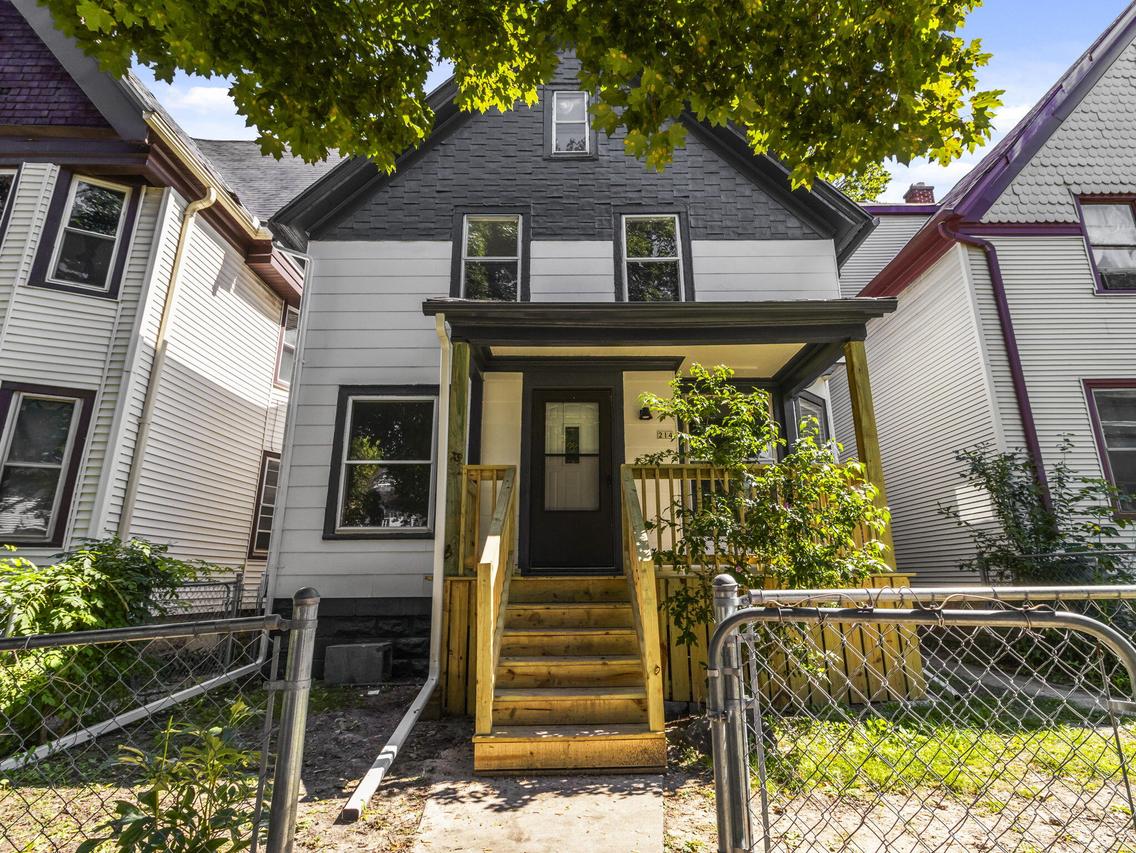214 N 37th St, Milwaukee, WI 53208