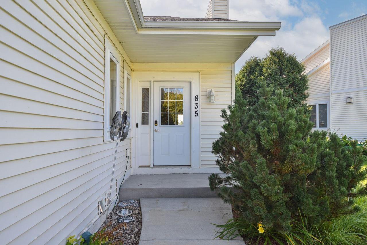 835 Bridlewood Dr, Hartford, WI 53027