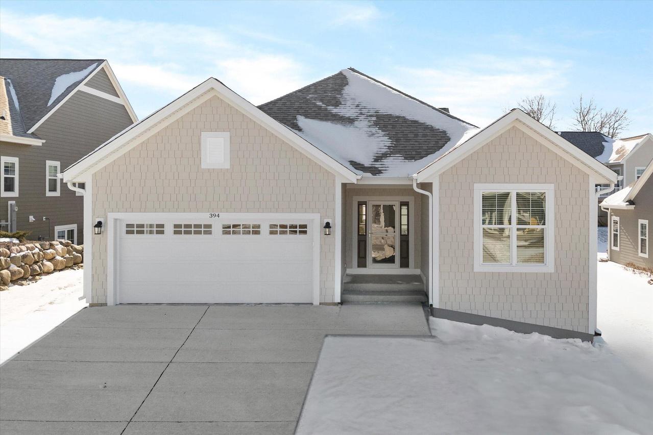 394 Sandy Cir, Pewaukee, WI 53072