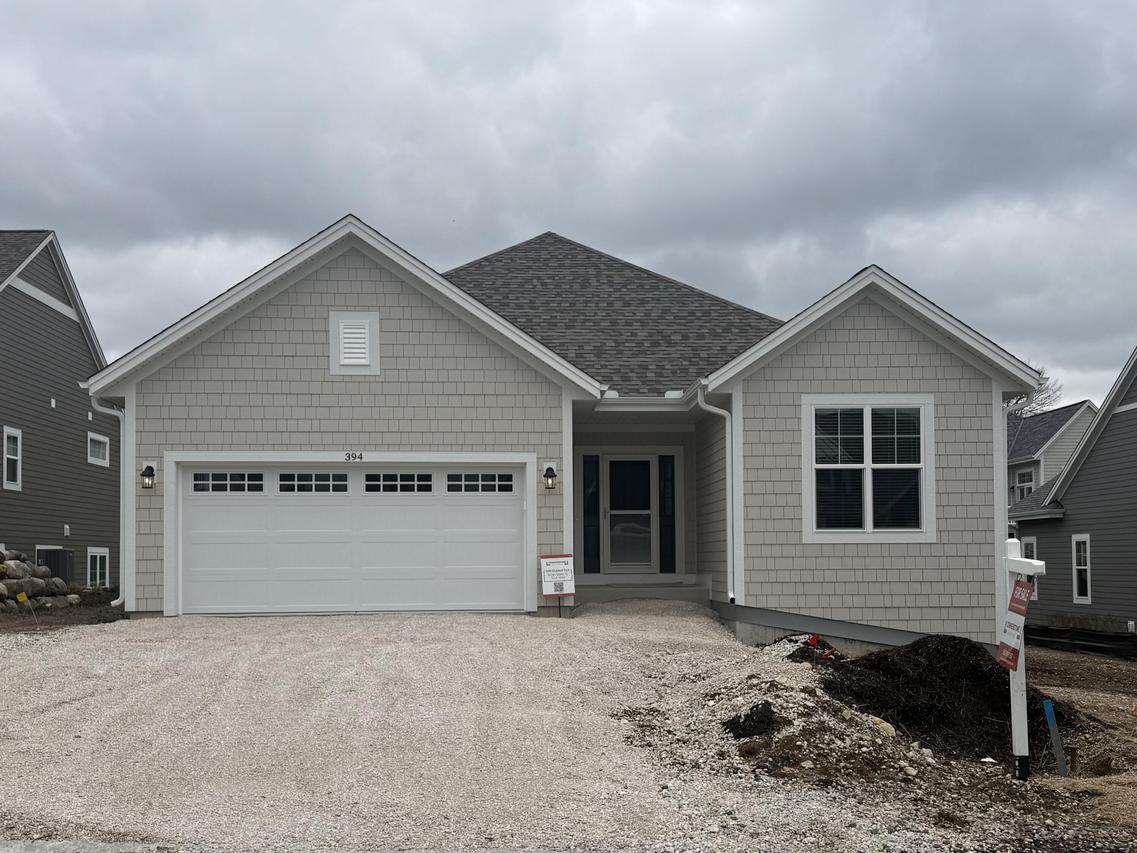 394 Sandy Cir, Pewaukee, WI 53072