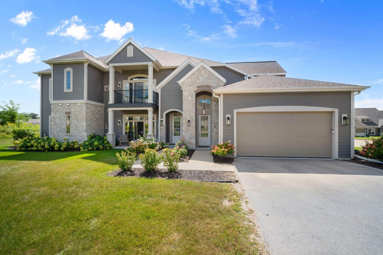 2853 Fox Lake #201, Waukesha, WI 53189