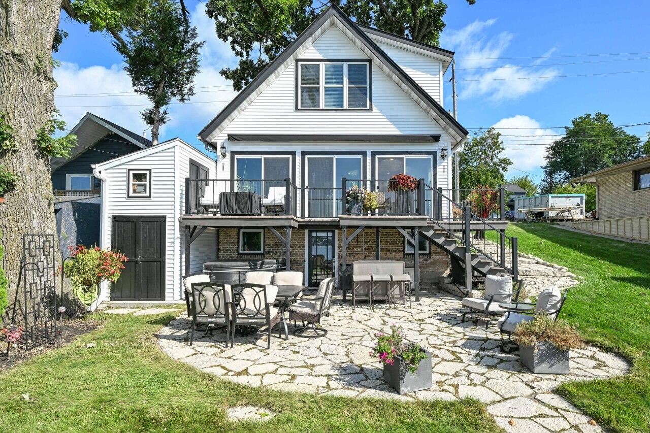 616 Kopmeier Dr, Pewaukee, WI 53072