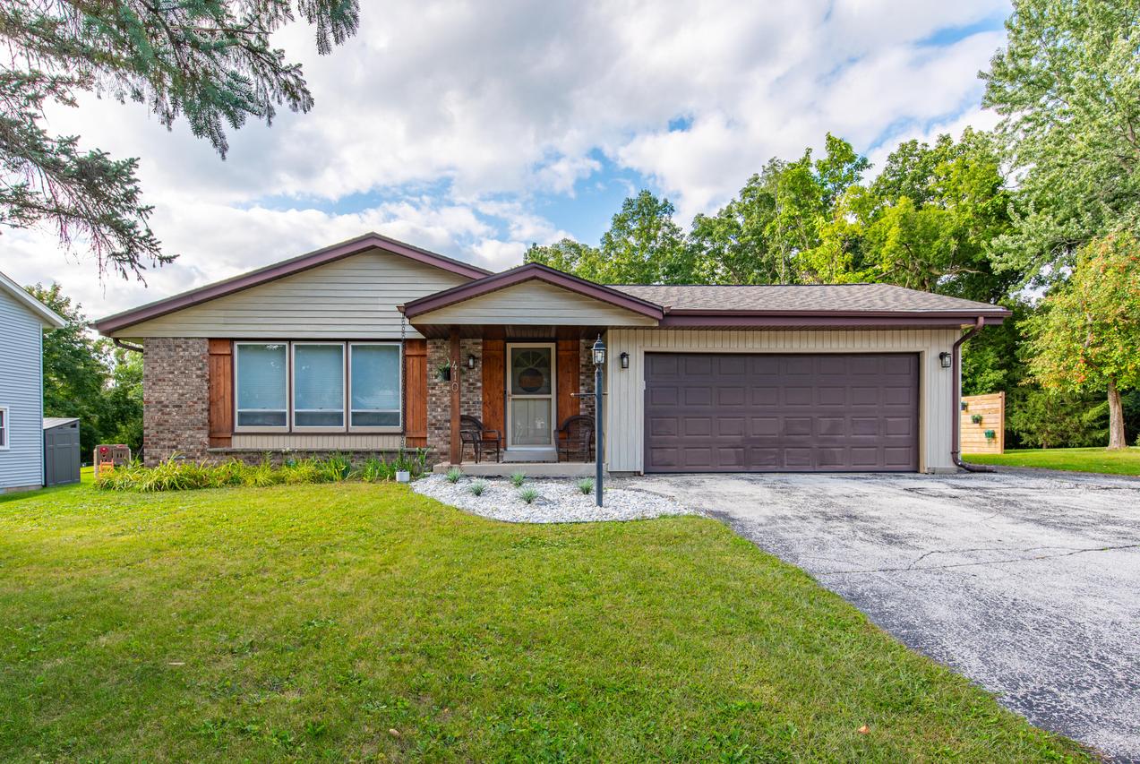 410 Hartwood Ln, Hartland, WI 53029
