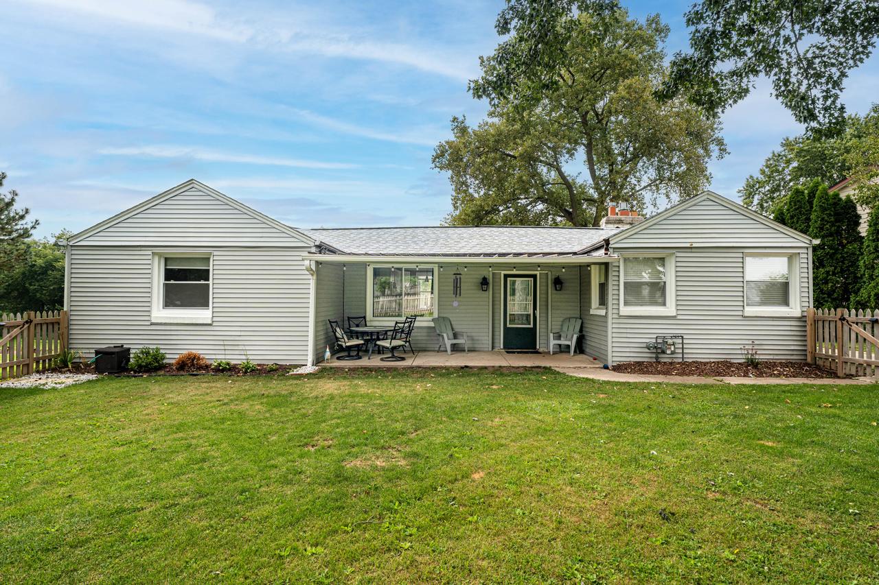 433 Riverview Dr, Grafton, WI 53024