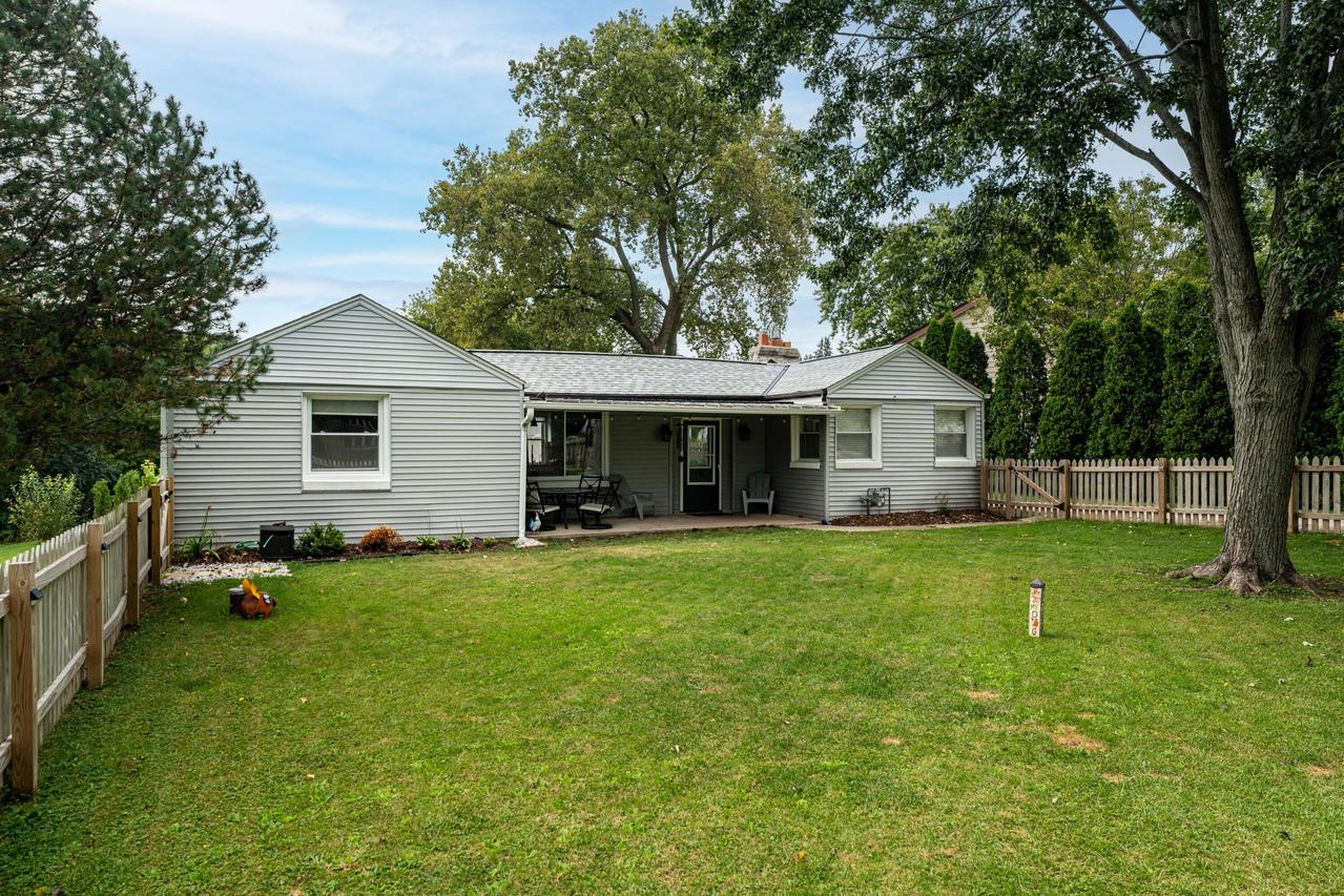 433 Riverview Dr, Grafton, WI 53024