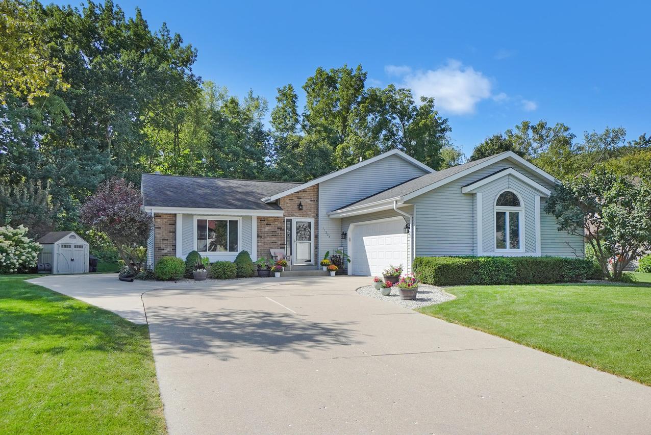 11203 W Drake Ln, Franklin, WI 53132