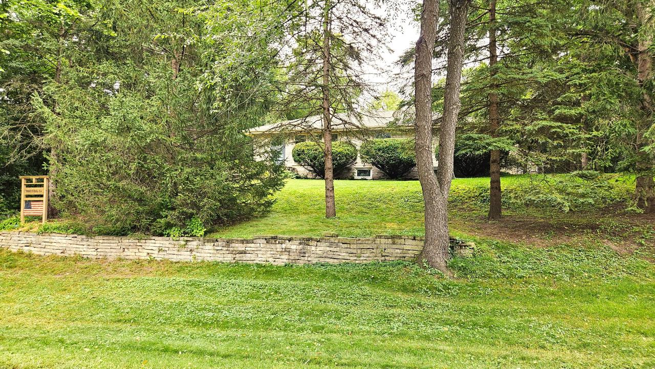 1650 S Lilly Ln, New Berlin, WI 53146