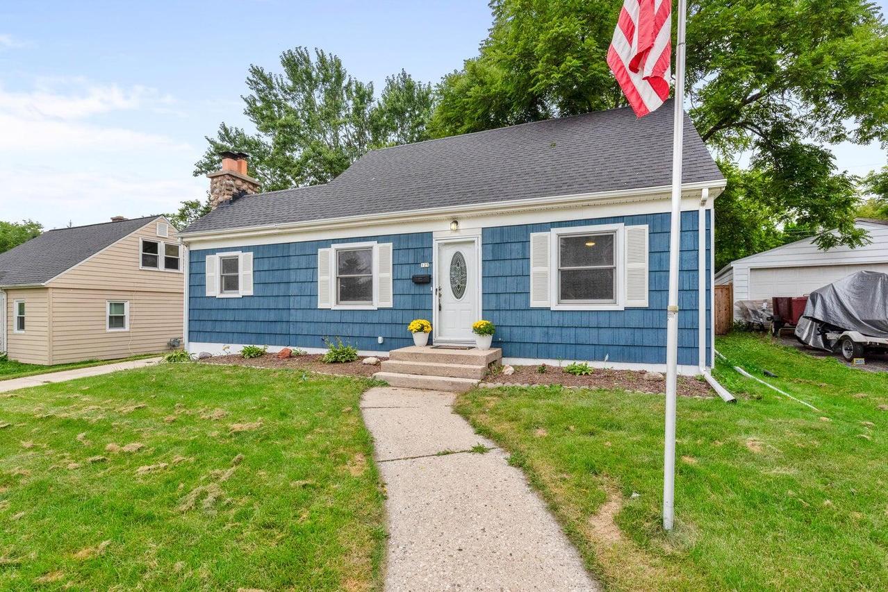 125 S Summit Dr, Port Washington, WI 53074