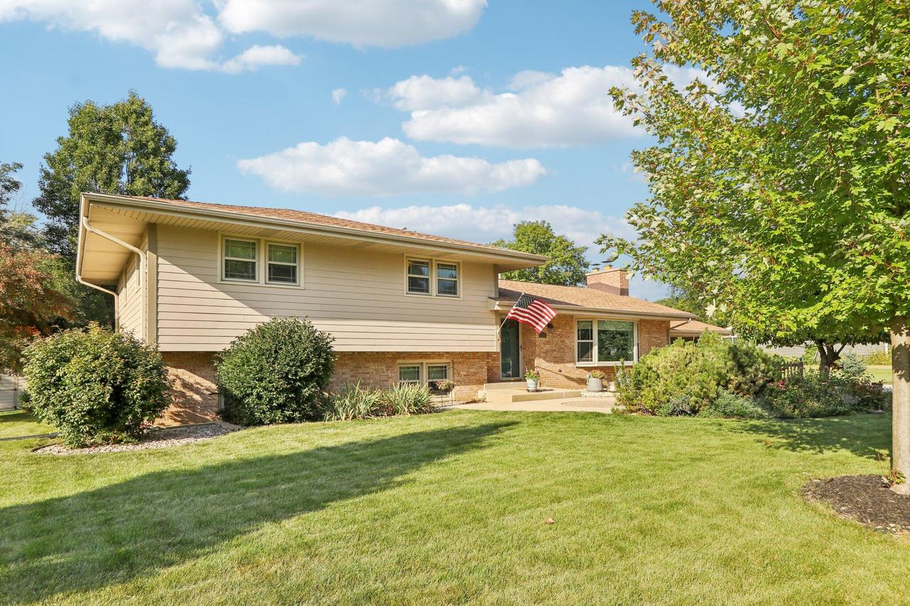 15300 Fieldstone Dr, Brookfield, WI 53005