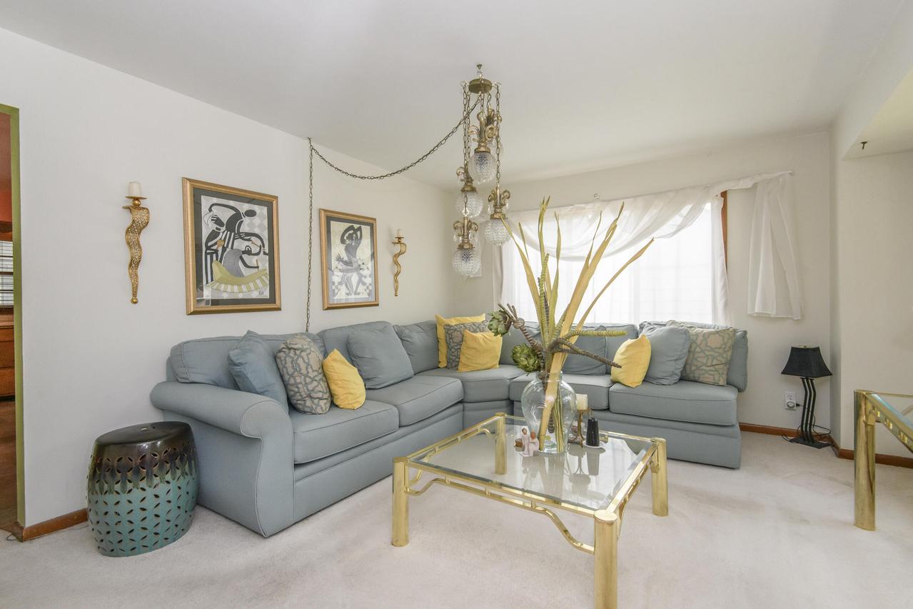 8164 W Muriel Pl, Milwaukee, WI 53218