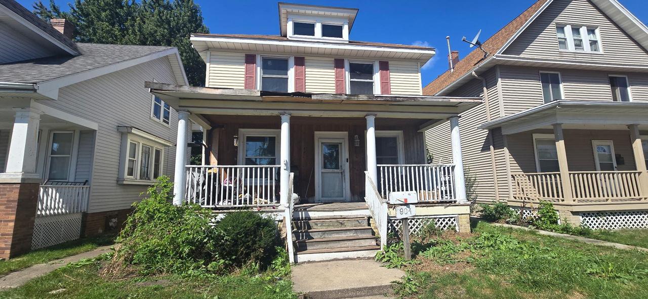 904 Grove Ave, Racine, WI 53405