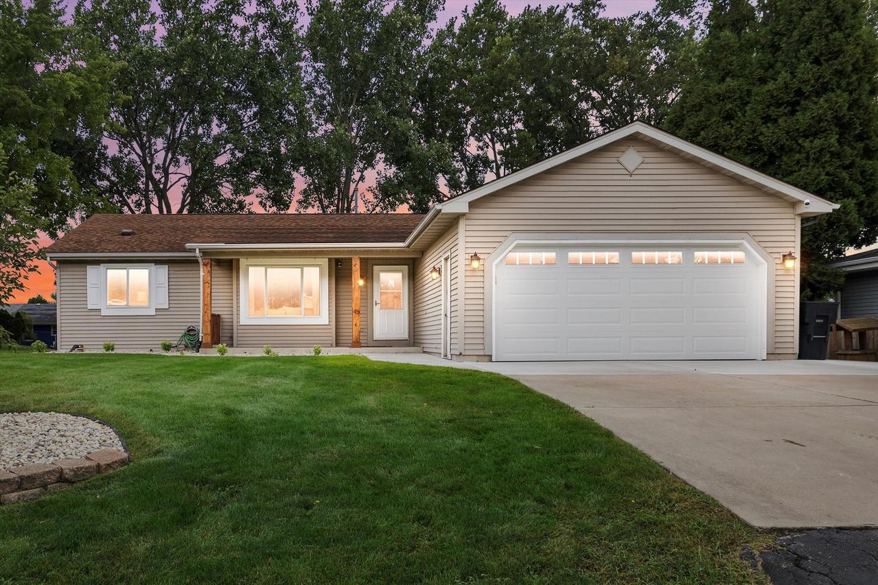 2812 Stonebridge Dr, Caledonia, WI 53404
