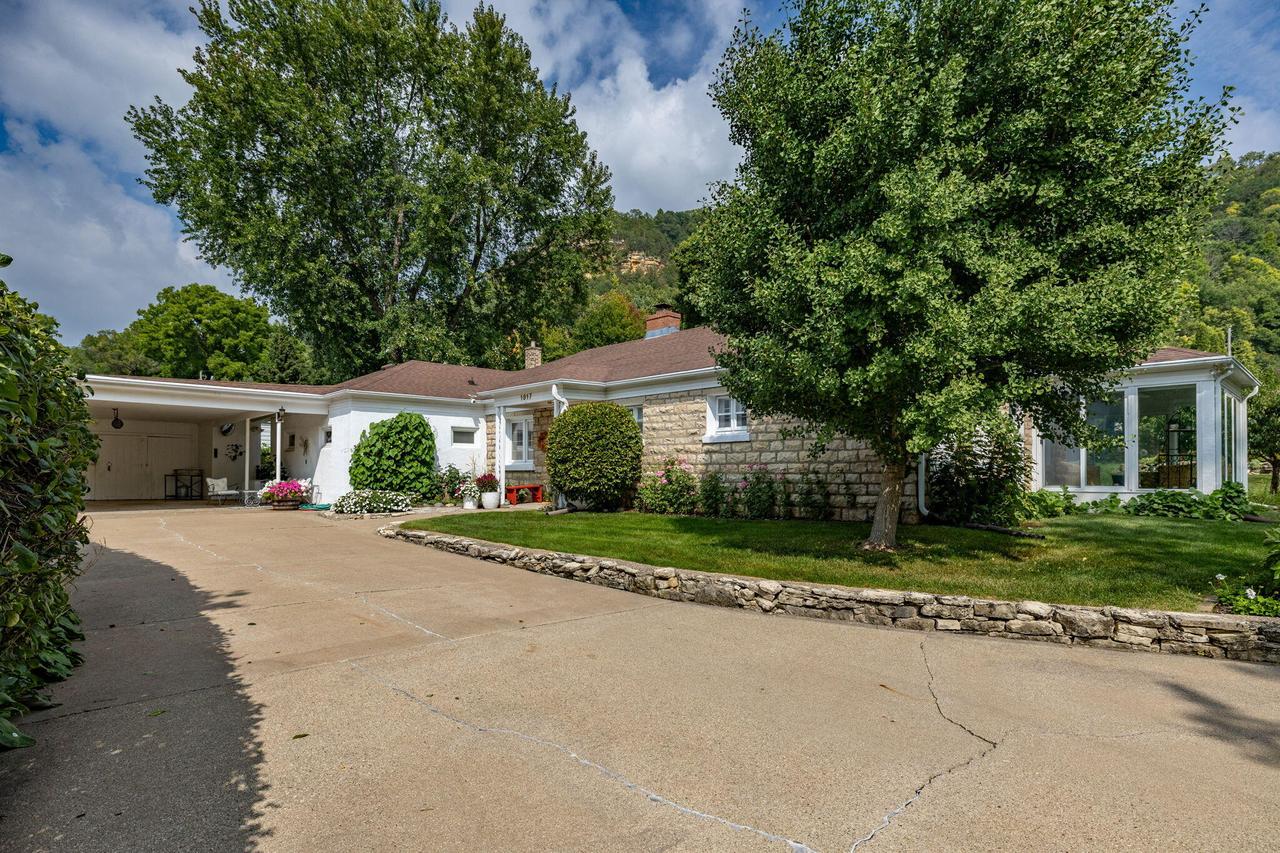 1817 Barnabee Rd, La Crosse, WI 54601