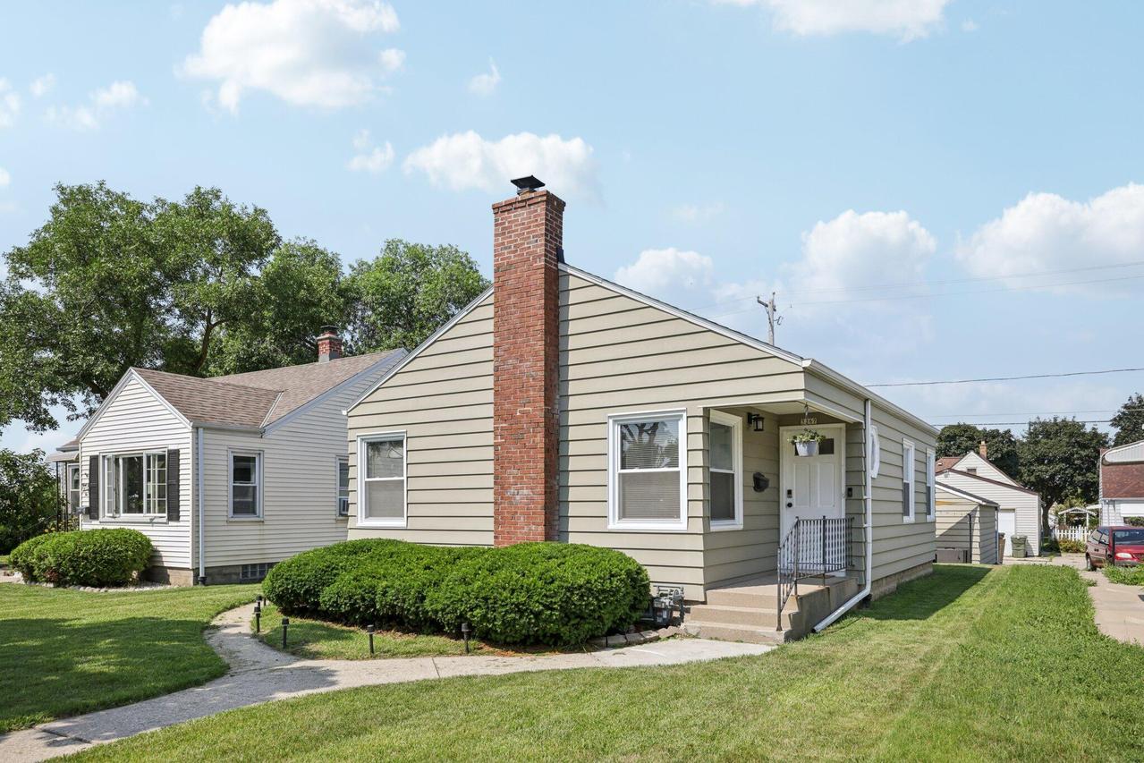 3267 S 25th St, Milwaukee, WI 53215