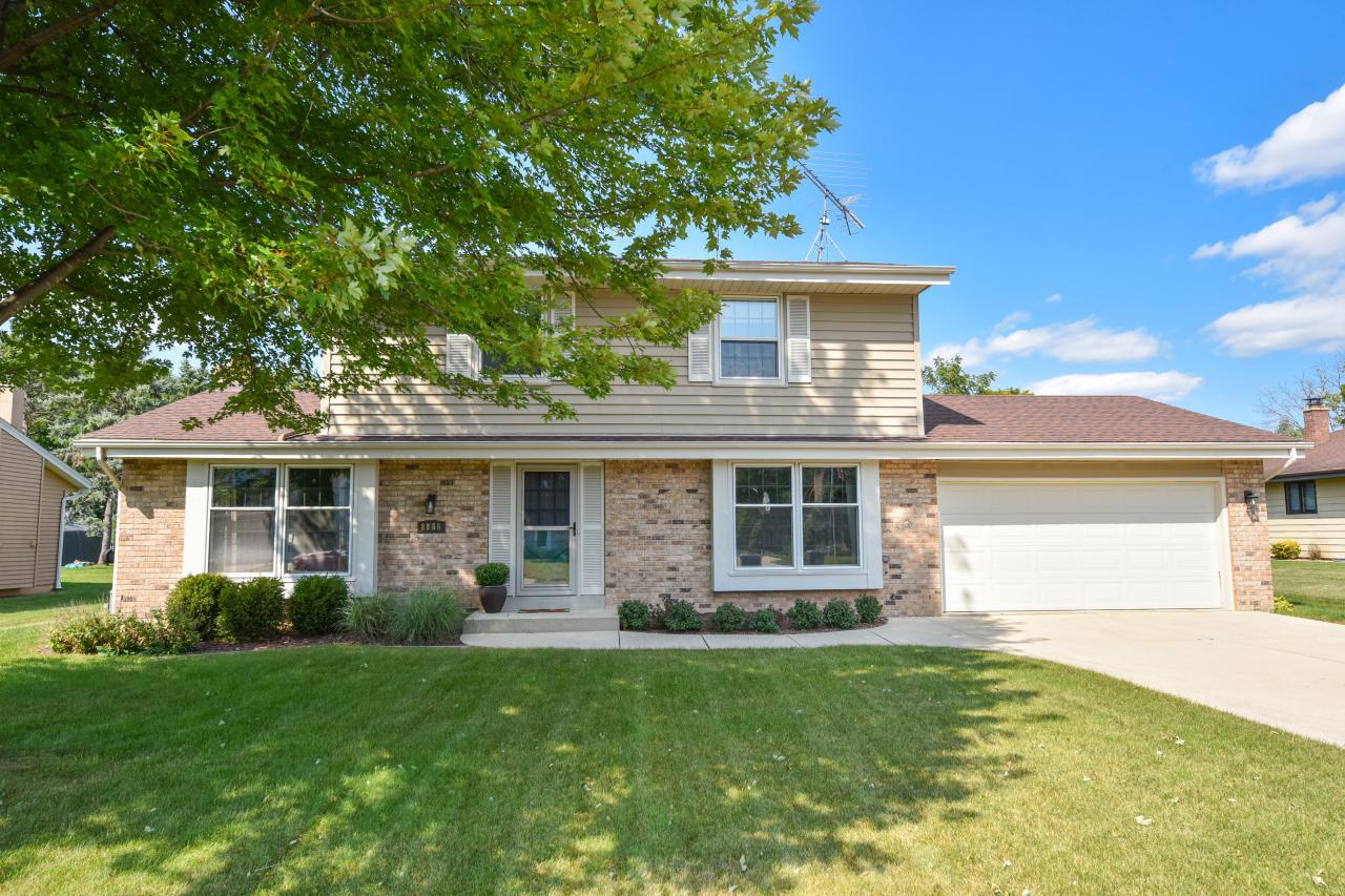 8866 W Bottsford Ave, Greenfield, WI 53228