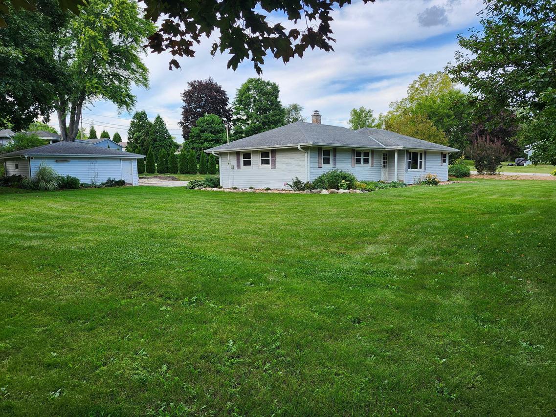 21521 W Woodland Dr, New Berlin, WI 53146