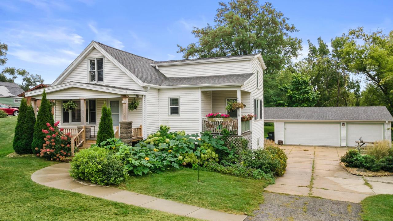 2925 W Acre Dr, Franklin, WI 53132
