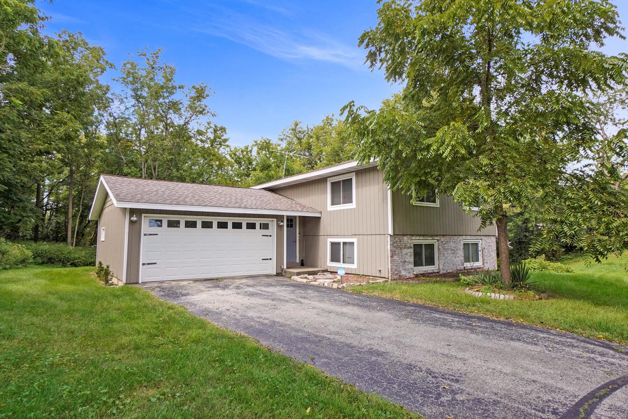 2966 Deerpath Rd., Lyons, WI 53147