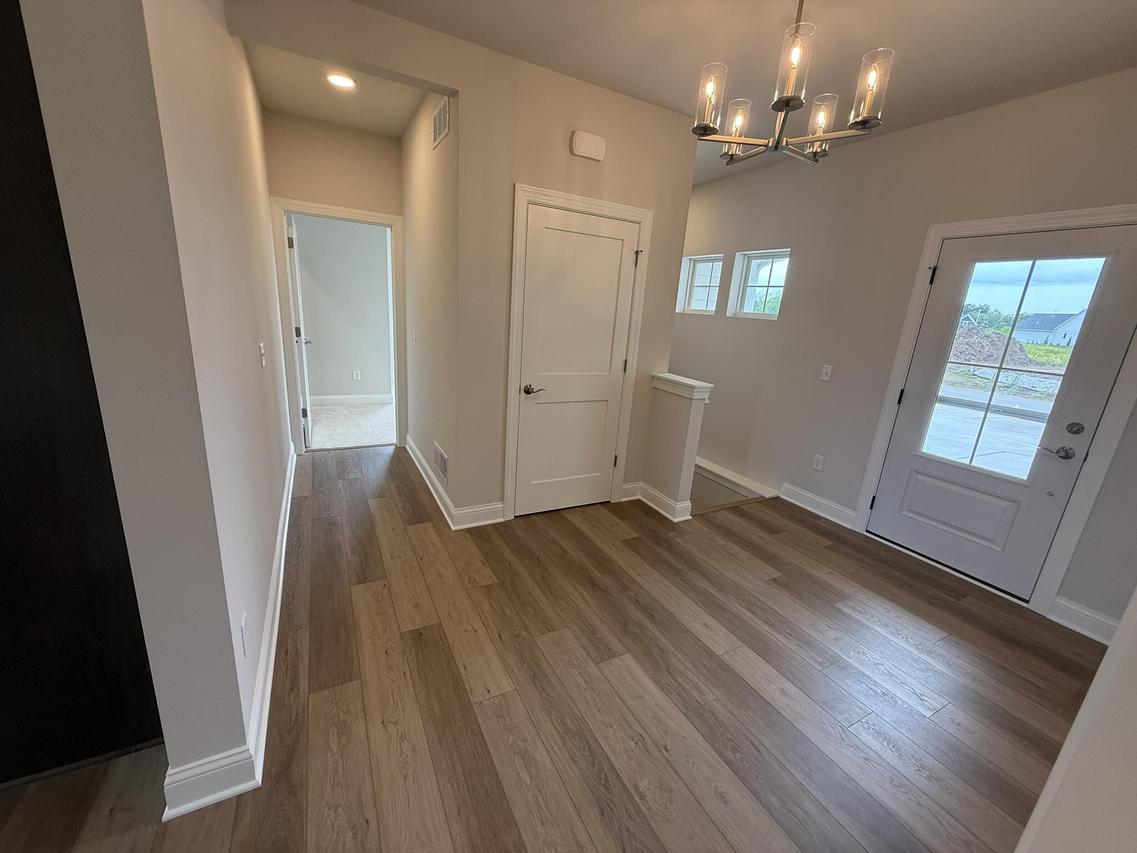 327 Sandy Cir, Pewaukee, WI 53072
