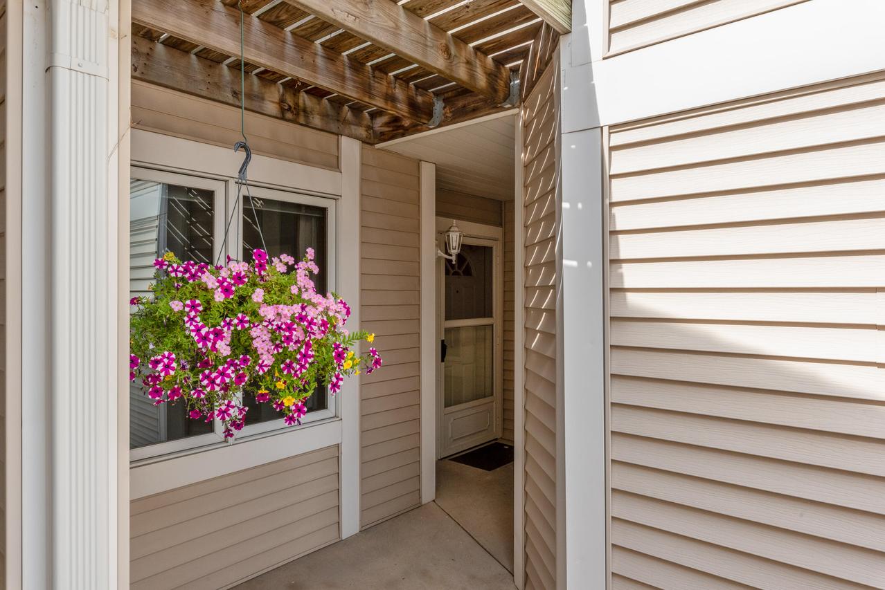 353 Hartford Sq, Hartford, WI 53027