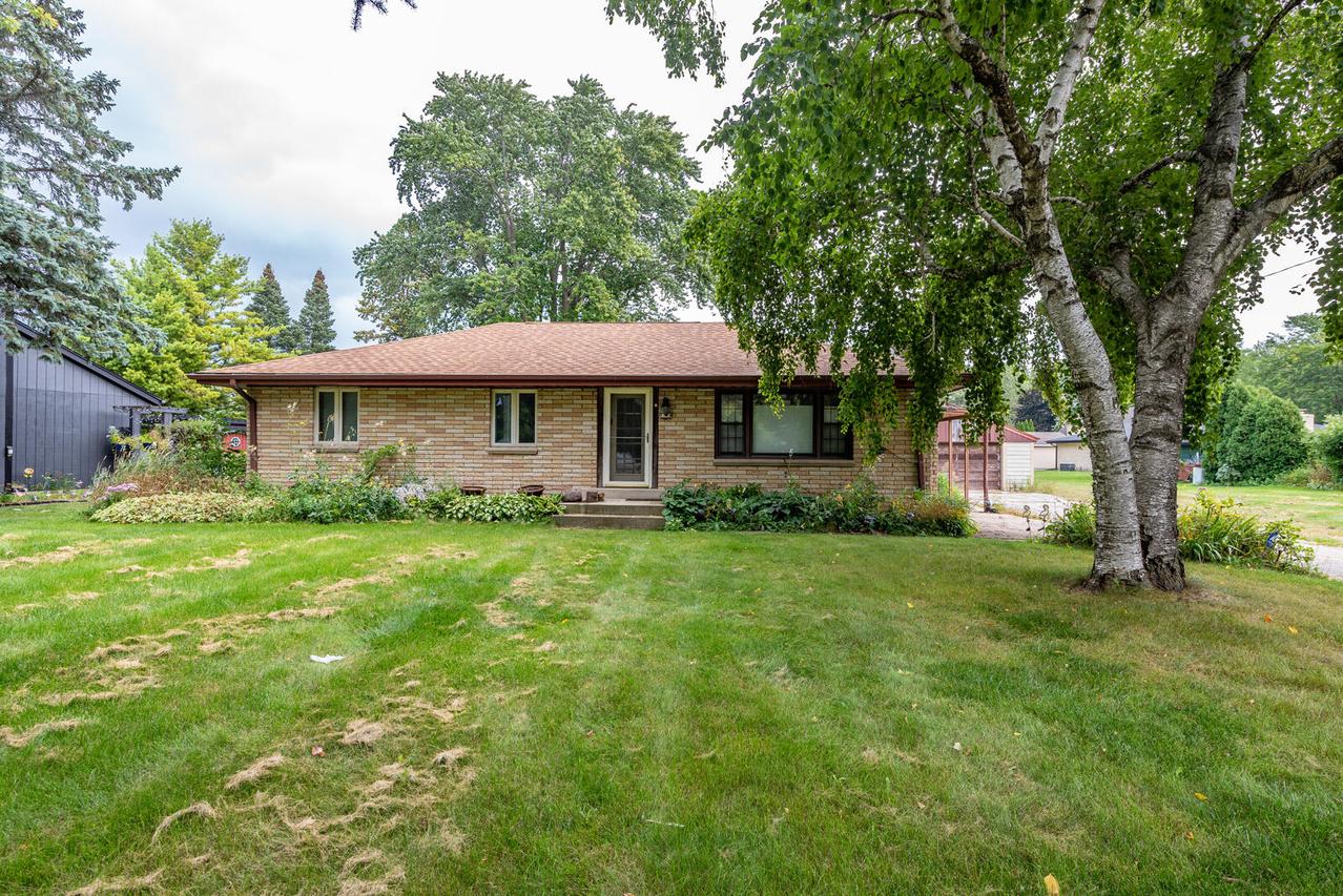 8974 S Chicago Rd, Oak Creek, WI 53154