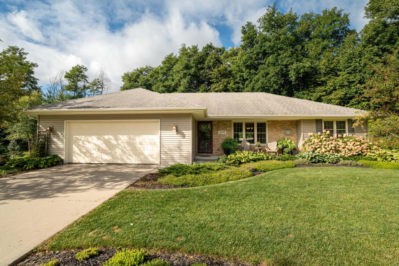 1579 Woodridge Ln, Port Washington, WI 53024