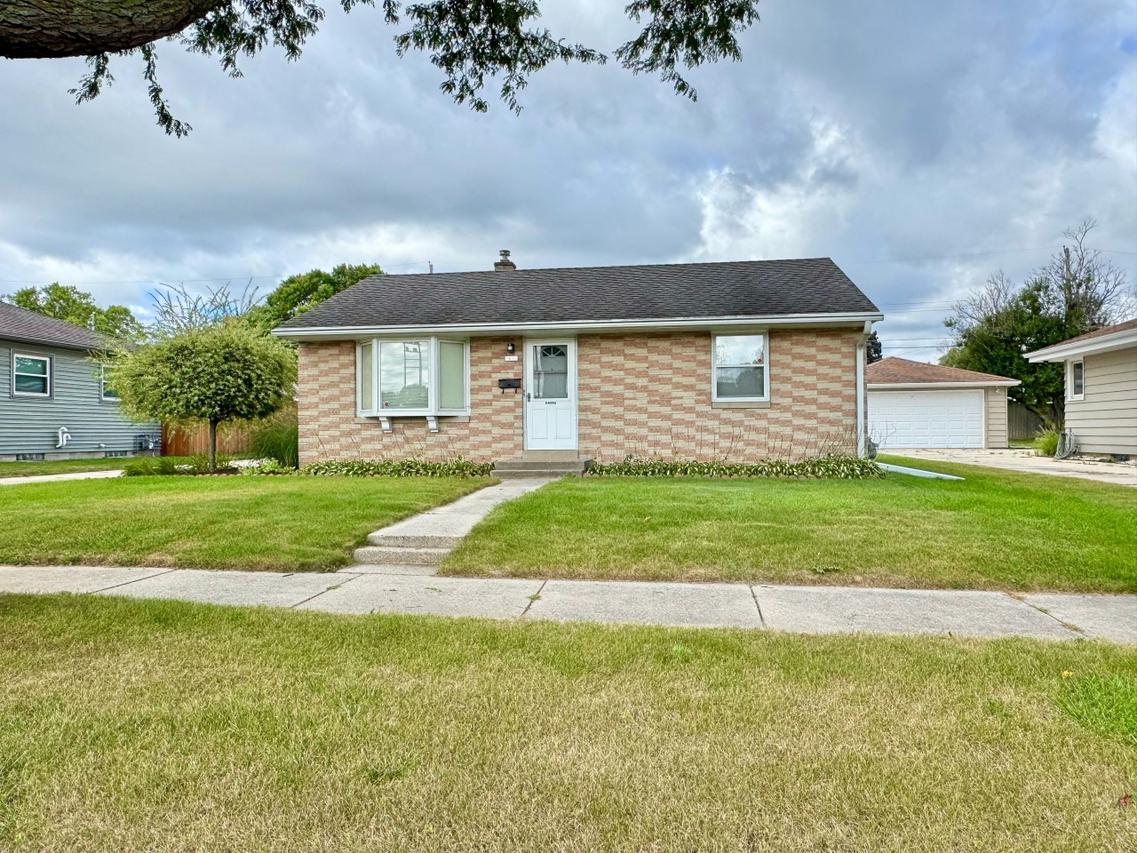 2847 S 102nd St, West Allis, WI 53227