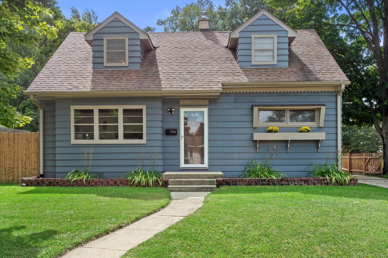 301 E Lincoln Ave, Hartford, WI 53027