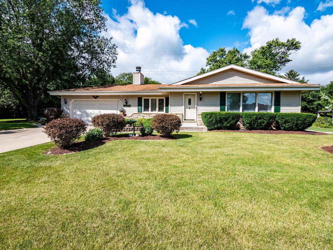 W147N7685 Northpoint Dr, Menomonee Falls, WI 53051