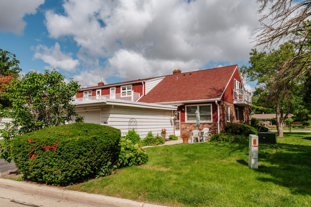 3202 W King Arthurs Ct, Greenfield, WI 53221