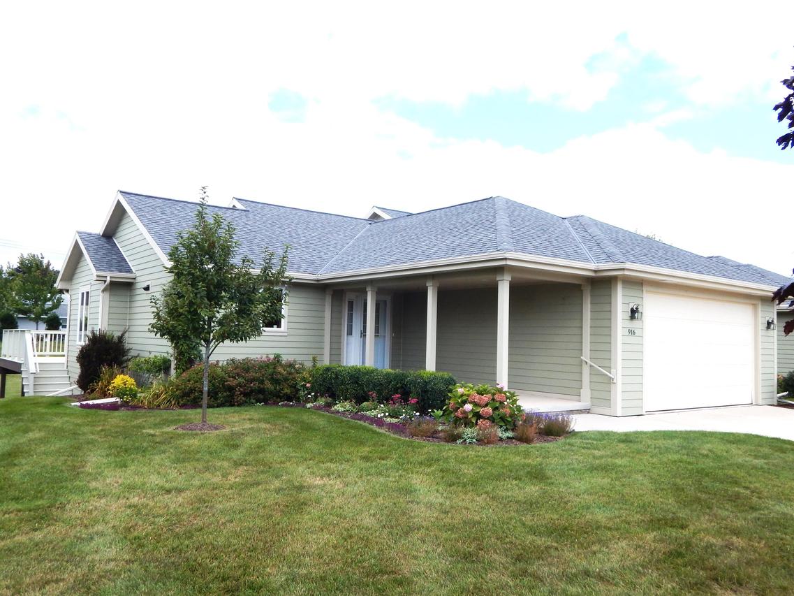 916 Hawthorne Ct, Manitowoc, WI 54220