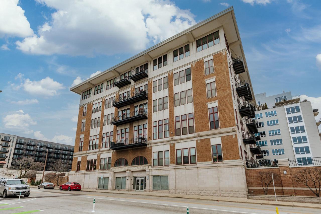 1325 N Van Buren St #402, Milwaukee, WI 53202