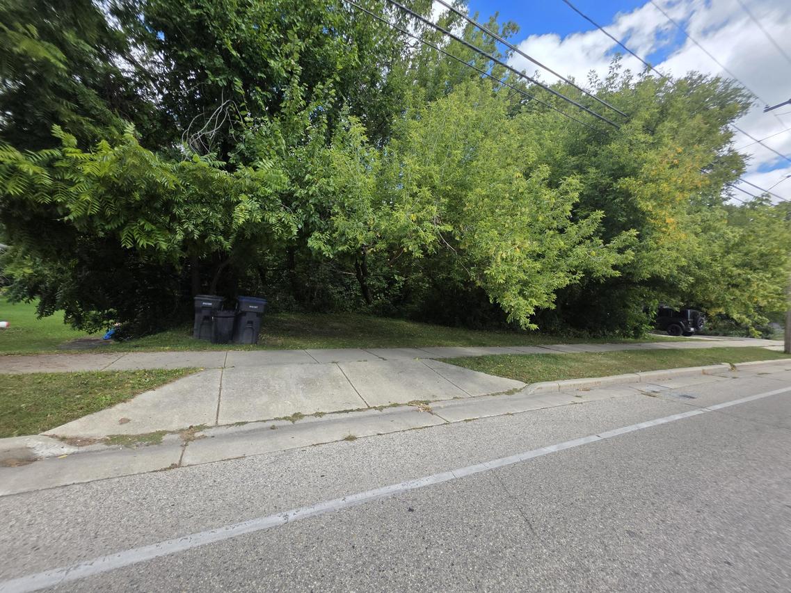 521 Wisconsin Ave, Pewaukee, WI 53072