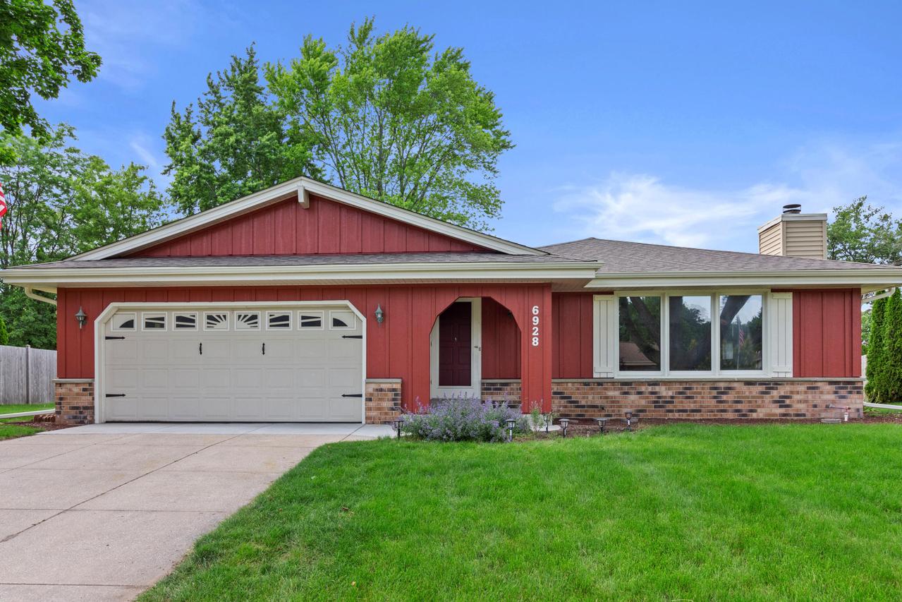 6928 W Imperial Dr, Franklin, WI 53132
